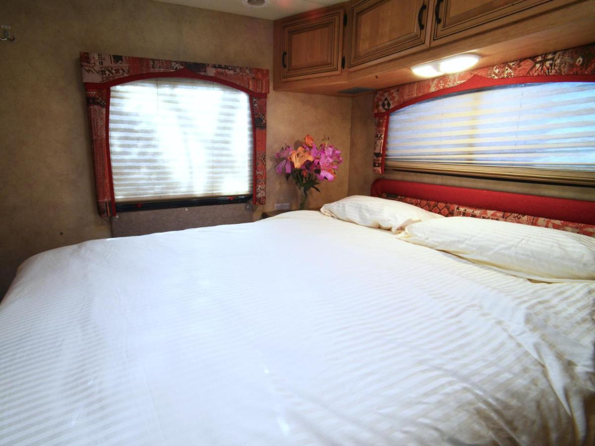 Luxury American Rv With Hot Tub West Chiltington Exterior foto